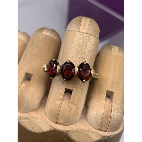 652 - A BEAUTIFUL 9ct GOLD   3 STONE GARNET SET RING size V  3.1grms