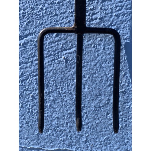 806 - A CAST IRON TOASTING FORK