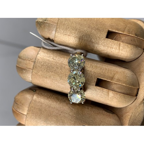 651 - THREE STONE DIAMOND RING APPROX 3ct IN WHITE CLAW MOUNT ON 18ct YELLOW GOLD SHANK 5g K/L CLARITY SIZ... 