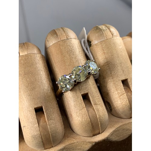 651 - THREE STONE DIAMOND RING APPROX 3ct IN WHITE CLAW MOUNT ON 18ct YELLOW GOLD SHANK 5g K/L CLARITY SIZ... 