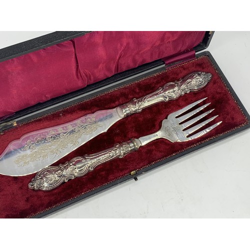 658 - CASED SILVER HANDLED FISH SERVERS