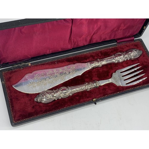 658 - CASED SILVER HANDLED FISH SERVERS