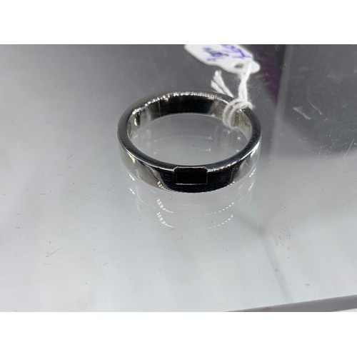 677 - A RING WITH BAGUETTE SHAPE SET ON POLISHED SOLID BAND SIZE O MADE IN PLATINUM WEIGH 9G