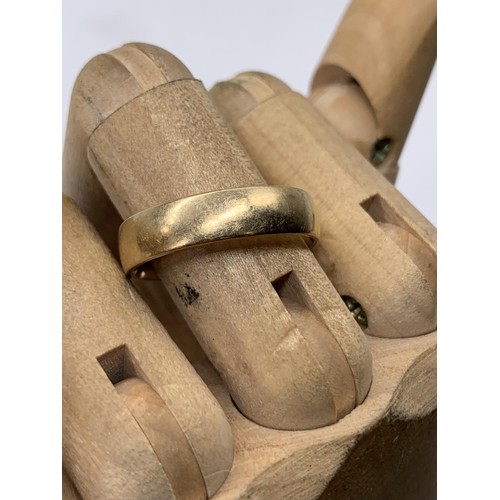 670 - A HEAVY 9CT WEDDING BAND WEIGHS 4.3GRAMS