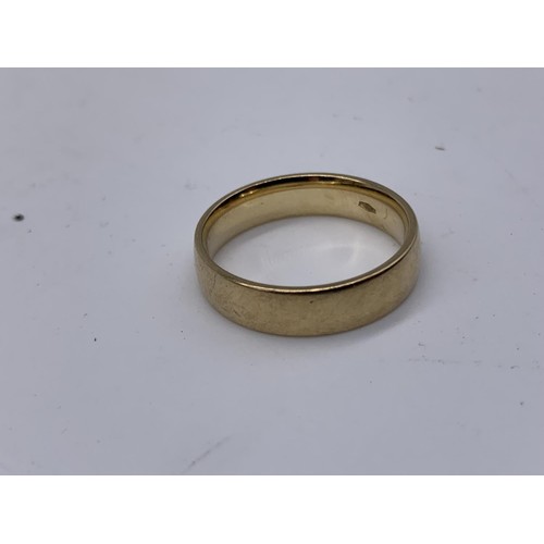 670 - A HEAVY 9CT WEDDING BAND WEIGHS 4.3GRAMS