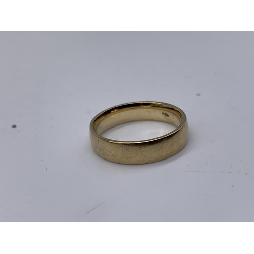 670 - A HEAVY 9CT WEDDING BAND WEIGHS 4.3GRAMS