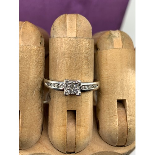 671 - PLATINUM SET DIAMOND RING WITH A SQUARE SHAPE SET WITH 4 PRINCESS CUT DIAMONDS WITH 5 BRILLIANT CUT ... 