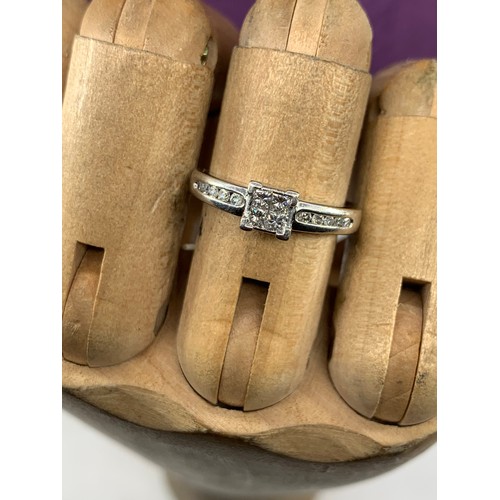 671 - PLATINUM SET DIAMOND RING WITH A SQUARE SHAPE SET WITH 4 PRINCESS CUT DIAMONDS WITH 5 BRILLIANT CUT ... 