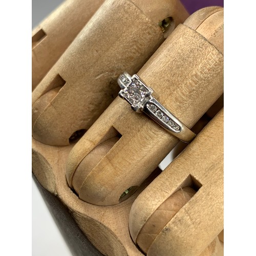 671 - PLATINUM SET DIAMOND RING WITH A SQUARE SHAPE SET WITH 4 PRINCESS CUT DIAMONDS WITH 5 BRILLIANT CUT ... 