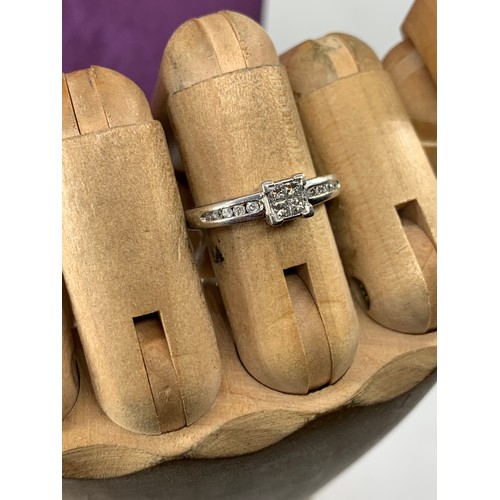 671 - PLATINUM SET DIAMOND RING WITH A SQUARE SHAPE SET WITH 4 PRINCESS CUT DIAMONDS WITH 5 BRILLIANT CUT ... 