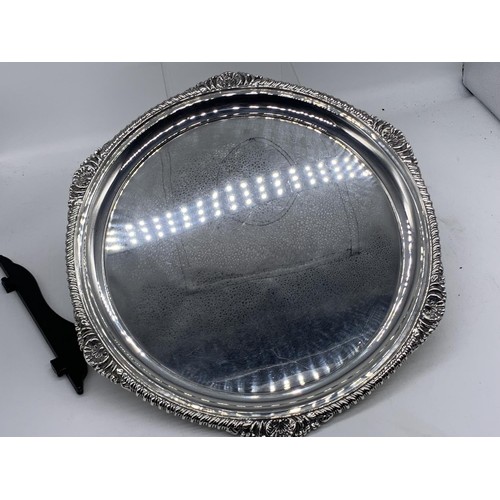 684 - A SILVER SALVER ON POD FOOT LONDON 1896 862.4grms