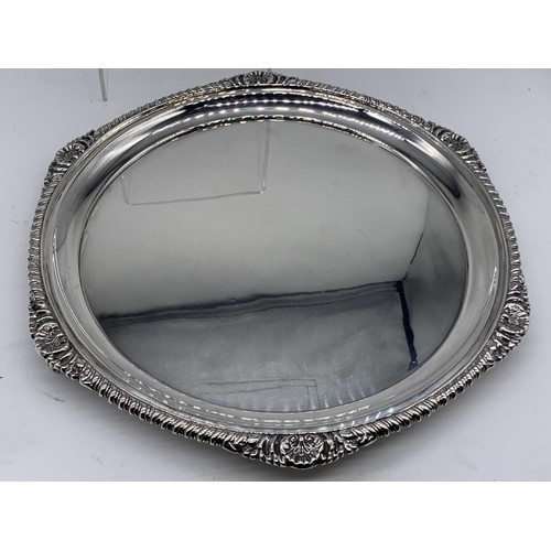 684 - A SILVER SALVER ON POD FOOT LONDON 1896 862.4grms