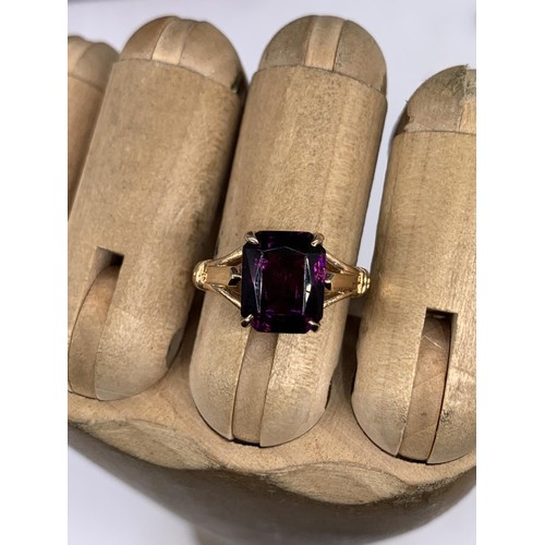 674A - A 9ct GOLD AMETHYST RING