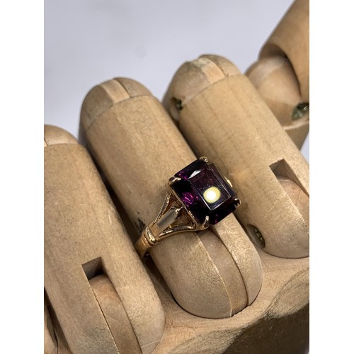 674A - A 9ct GOLD AMETHYST RING