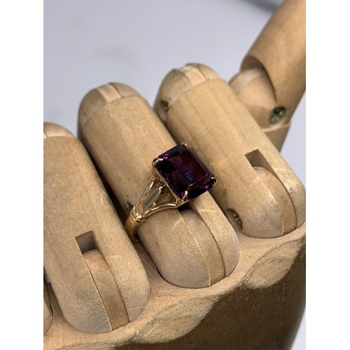 674A - A 9ct GOLD AMETHYST RING