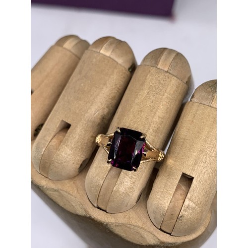 674A - A 9ct GOLD AMETHYST RING