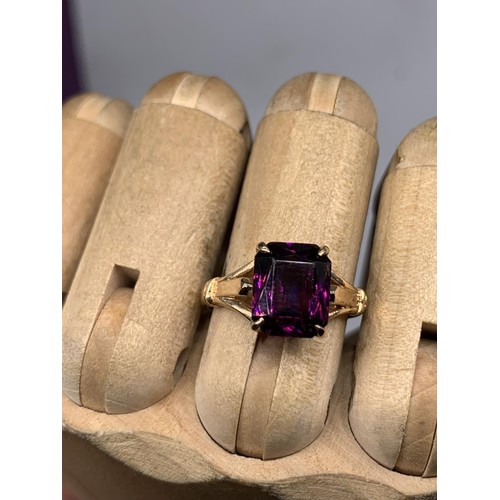 674A - A 9ct GOLD AMETHYST RING