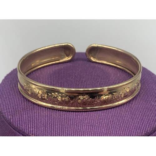 655 - A BEAUTIFUL 9ct FLORAL PATTERN BANGLE 10.2grms