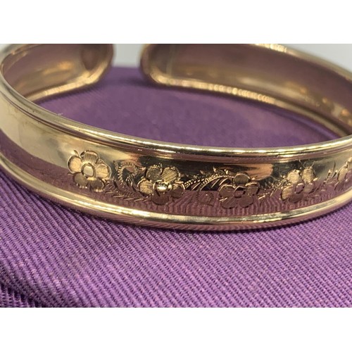 655 - A BEAUTIFUL 9ct FLORAL PATTERN BANGLE 10.2grms