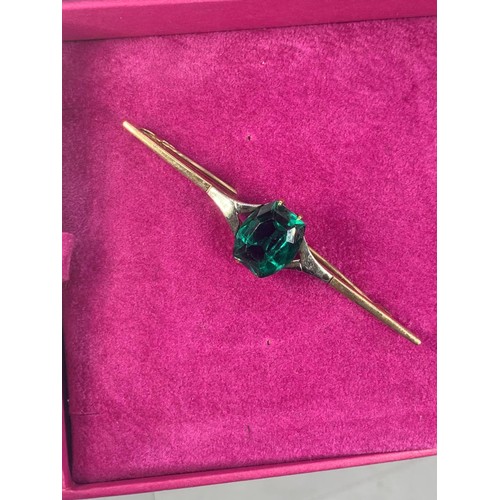 656A - 9ct GOLD GREEN STONE BROOCH