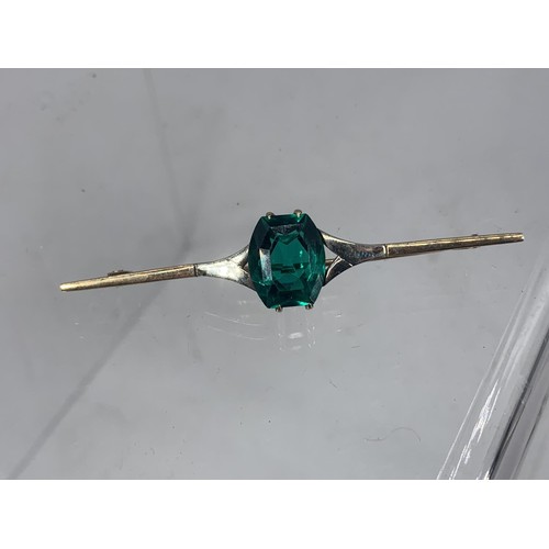 656A - 9ct GOLD GREEN STONE BROOCH