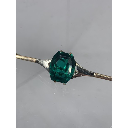 656A - 9ct GOLD GREEN STONE BROOCH