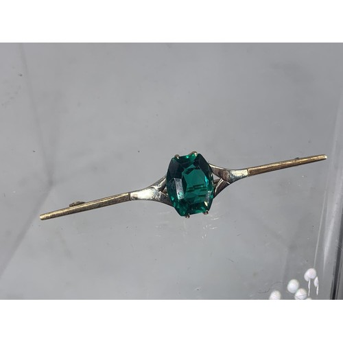 656A - 9ct GOLD GREEN STONE BROOCH