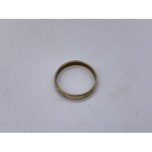 672 - A 9CT RING WITH ORIENTAL MARKINGS SIZE R 1.6grms