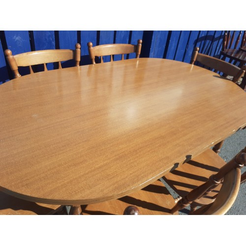 800A - AN OVAL OAK TABLE & 6 CHAIRS