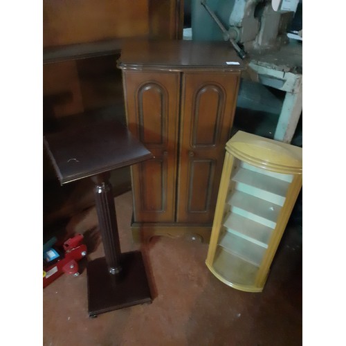 5 - AN ASSORTED 3 PIECE LOT OF FURNITURE