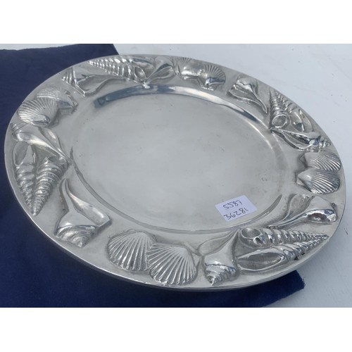 47 - A ROUND PLATTER WITH SEA BORDER BY MARIPOSA WITH DUST COVER 14