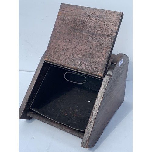 53 - AN EDWARDIAN COAL SCUTTLE WITH LINER AND BRASS HANDLE