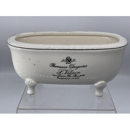 171 - A MINITURE FRENCH PORCELAIN BATH 10