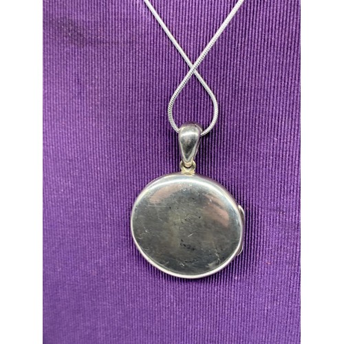 260 - LARGE SILVER CIRCULAR LOCKET ON A SILVER CHAIN