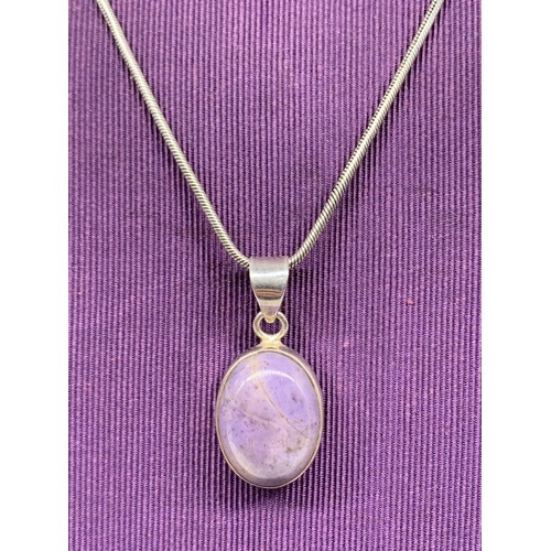 269 - SILVER & PURPLE STONE PENDANT ON A SILVER CHAIN