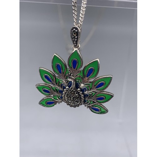 279 - BEAUTIFUL SILVER & ENAMEL PEACOCK PENDANT ON A SILVER CHAIN