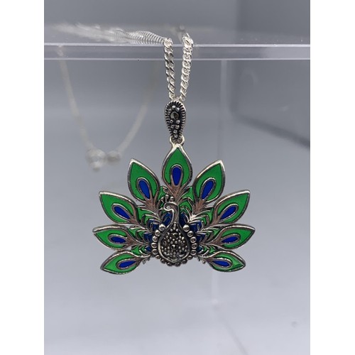 279 - BEAUTIFUL SILVER & ENAMEL PEACOCK PENDANT ON A SILVER CHAIN