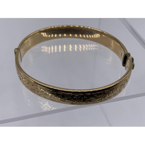 302 - A NICELY ENGRAVED ROLLED GOLD BANGLE