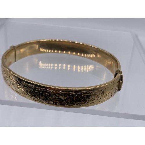 302 - A NICELY ENGRAVED ROLLED GOLD BANGLE