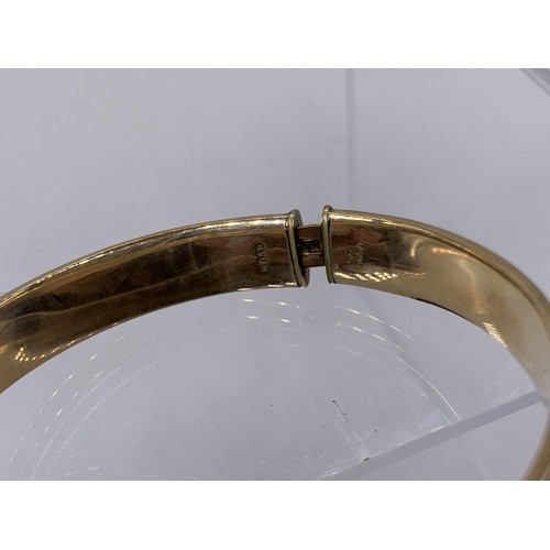 302 - A NICELY ENGRAVED ROLLED GOLD BANGLE