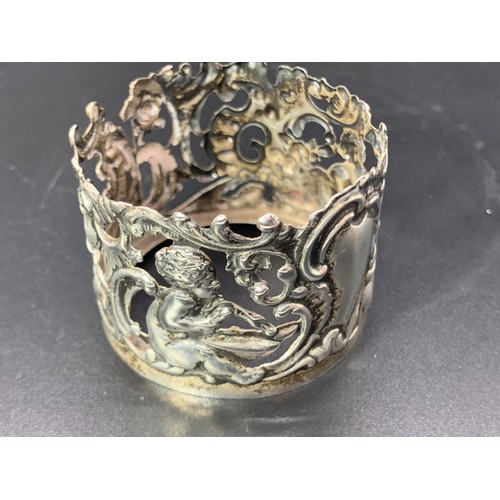 204 - AN ORNATE SILVER CUP HOLDER EMBOSSED WITH CHERUBS 16.9grms