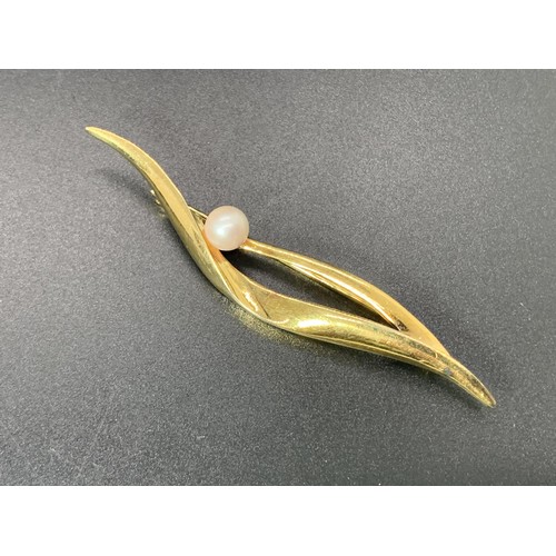 208 - A SILVER GILT BROOCH WITH PEARL