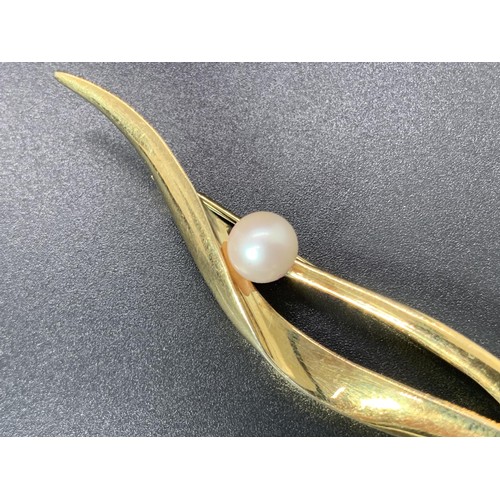 208 - A SILVER GILT BROOCH WITH PEARL