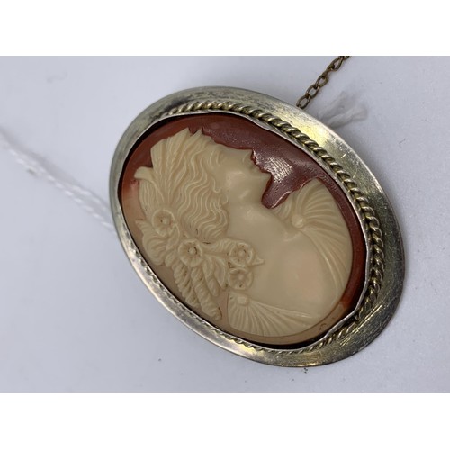 265 - A CAMEO BROOCH IN AA EDINBURGH  SILVER MOUNT