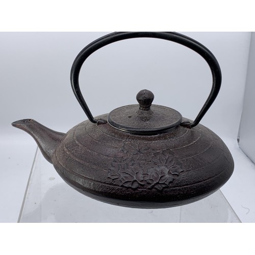 524 - A CAST FRENCH KETTLE