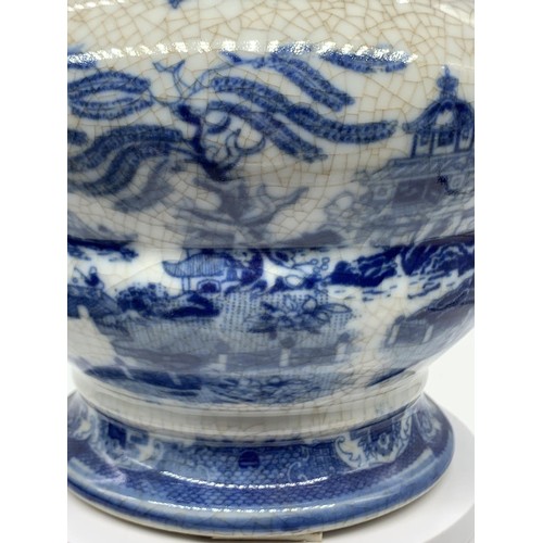 526 - A BLUE AND WHITE WILLOW PATTERN 2 HANDLED VASE 9X7