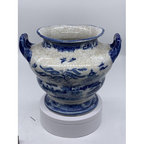 526 - A BLUE AND WHITE WILLOW PATTERN 2 HANDLED VASE 9X7