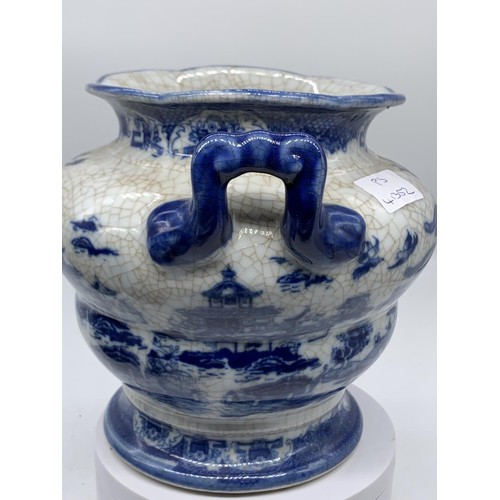 526 - A BLUE AND WHITE WILLOW PATTERN 2 HANDLED VASE 9X7