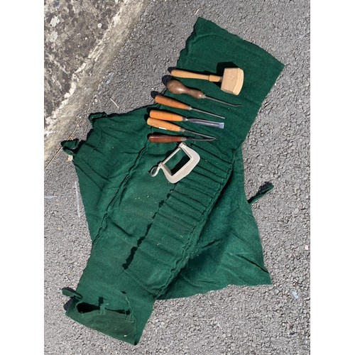 536 - JOINERS APRON WITH A SELECTION OF QUALITY ENGLISH MADE JOINERS TOOLS