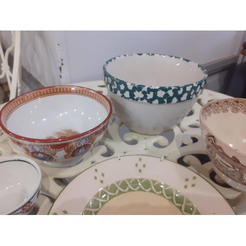 562 - A MIXED TABLE LOT TO INCLUDE PRINTWARE & SPONGEWARE (A.Y.F.I)